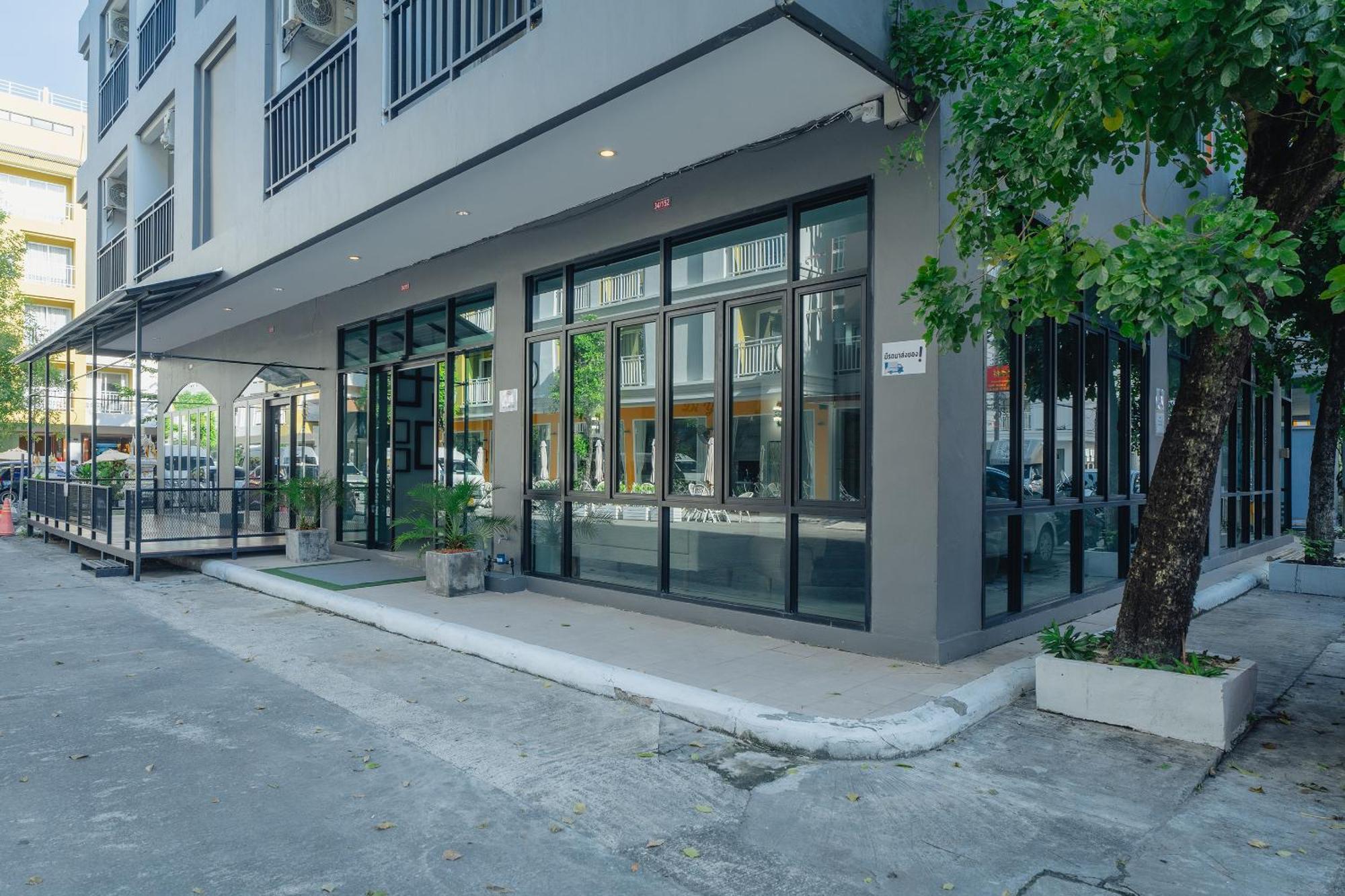 Hotel Di Yana Patong Esterno foto